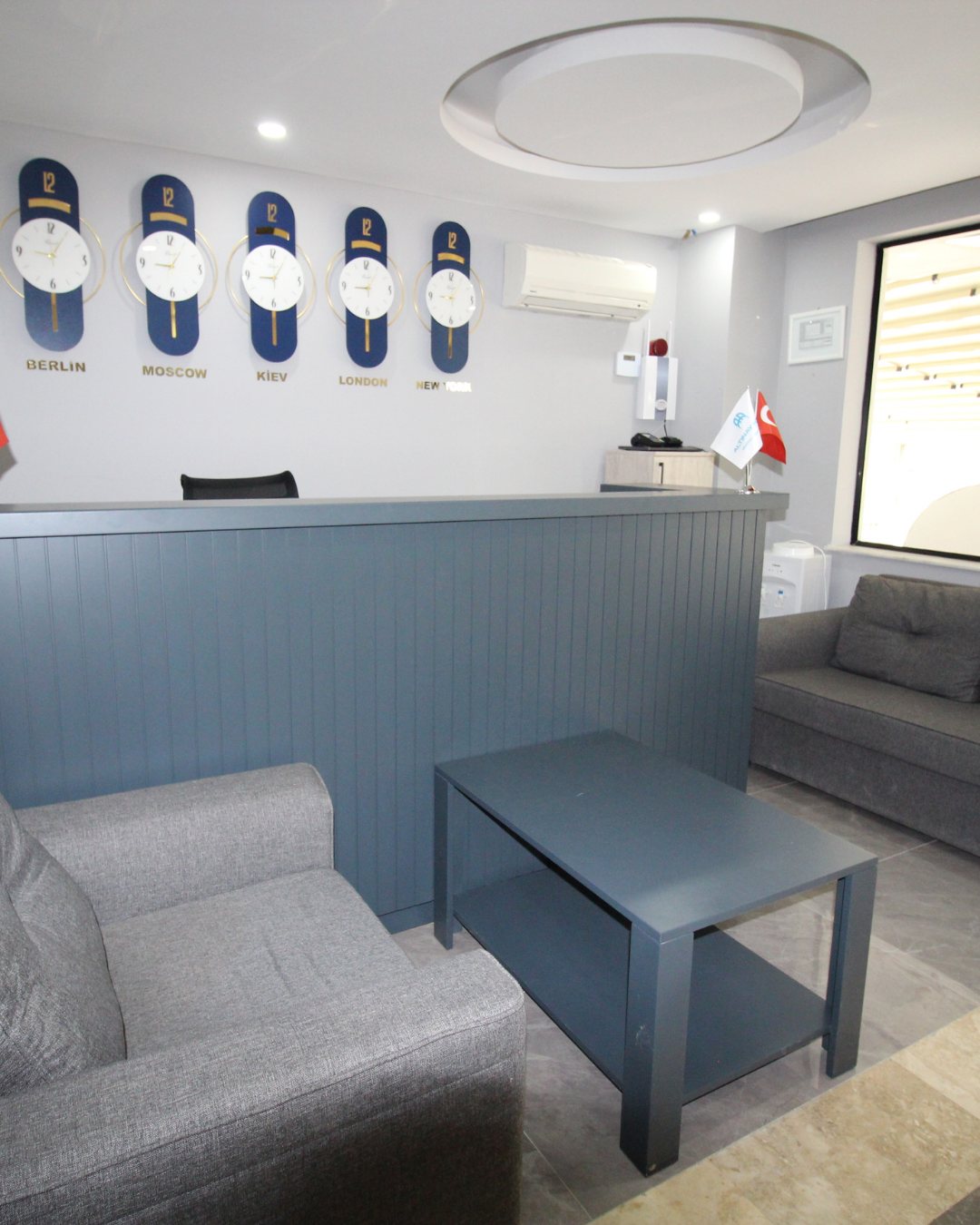 Altınay Hotel resepsiyon ve oturma alanı